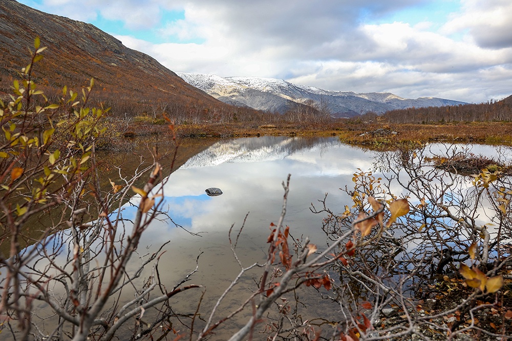 Хибины - уникальное место для активного туризма в России, мечта многих путешественников. Разнообразие местных ландшафтов и предлагаемых маршрутов позволяет совершить увлекательное путешествие всем желающим с любым уровнем физической подготовки. Озеро в горах