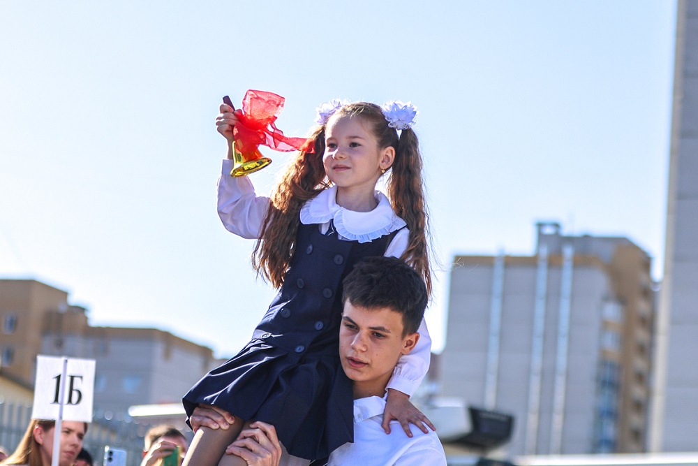 МБОУ "СОШ № 109" рассчитана на 1500 обучающихся и включает в себя 60 учебных кабинетов.