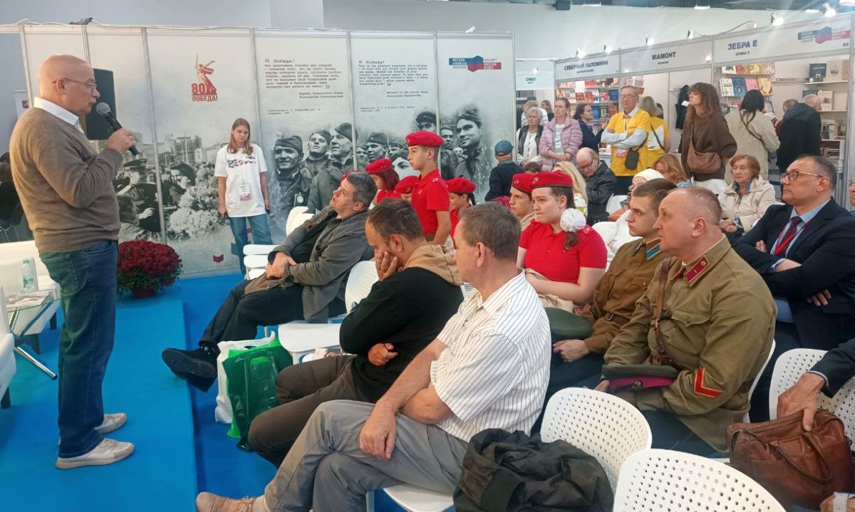 В зале - юнармейцы, их наставники, представители старшего поколения. В зале - юнармейцы, их наставники, представители старшего поколения.
