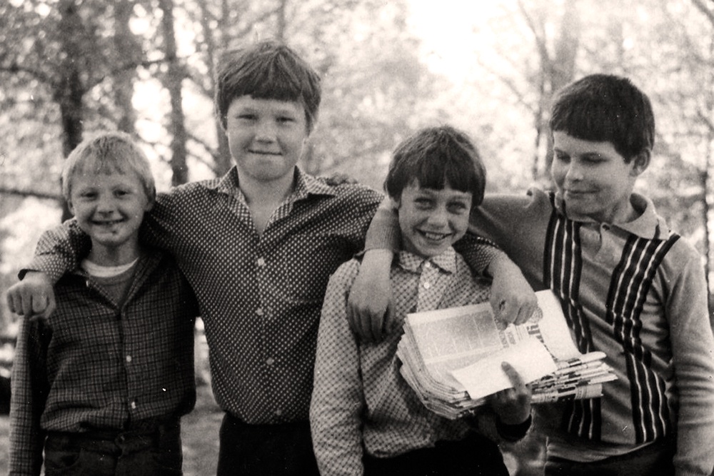 Сережка-почтальон с друзьями на улице Победы. Поселок недалеко от Красноуральска. 1985 год.