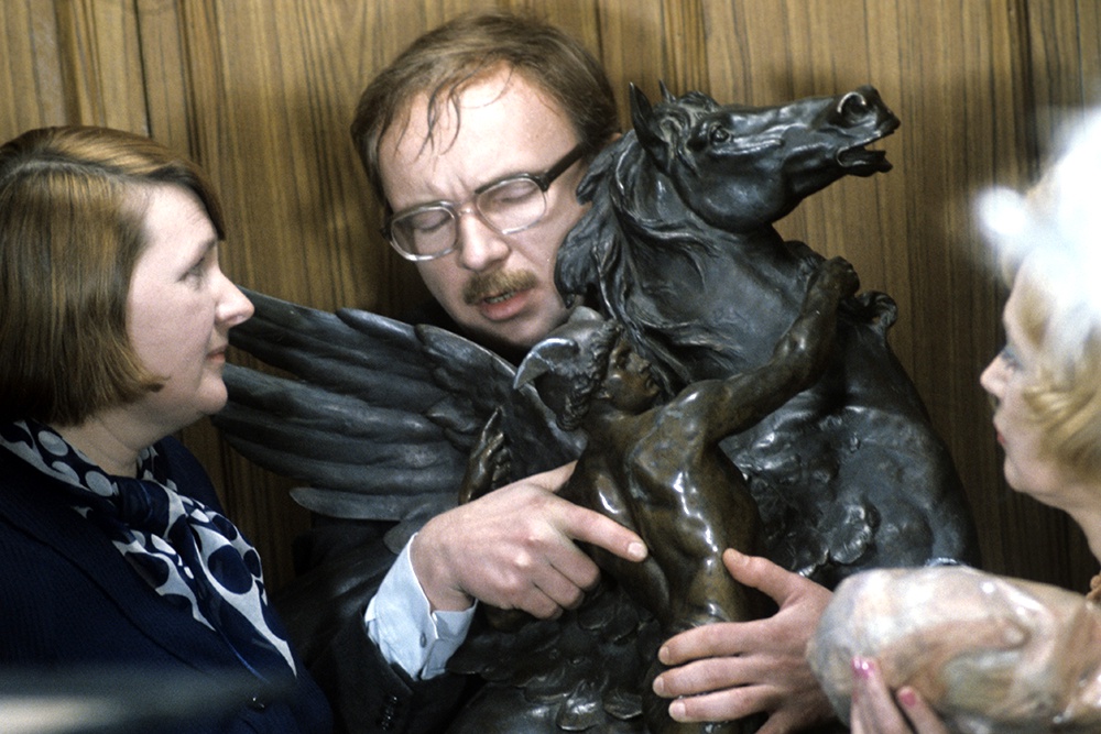 В фильме "Служебный роман" юбиляру подарили скульптуру. Сегодня чаще всего россияне (42,4%) получают в подарок деньги.