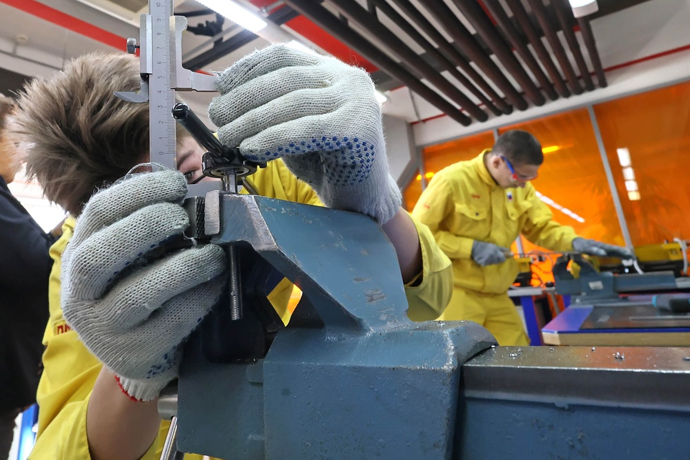 Индустриальные партнеры кластеров оснащают мастерские и лаборатории колледжей, чтобы студенты могли оттачивать практические навыки.