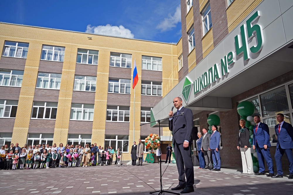 В День знаний Денис Паслер побывал на торжественных линейках в новой школе № 45 в Березовском и 87-й школе Екатеринбурга, открывшейся после капремонта.