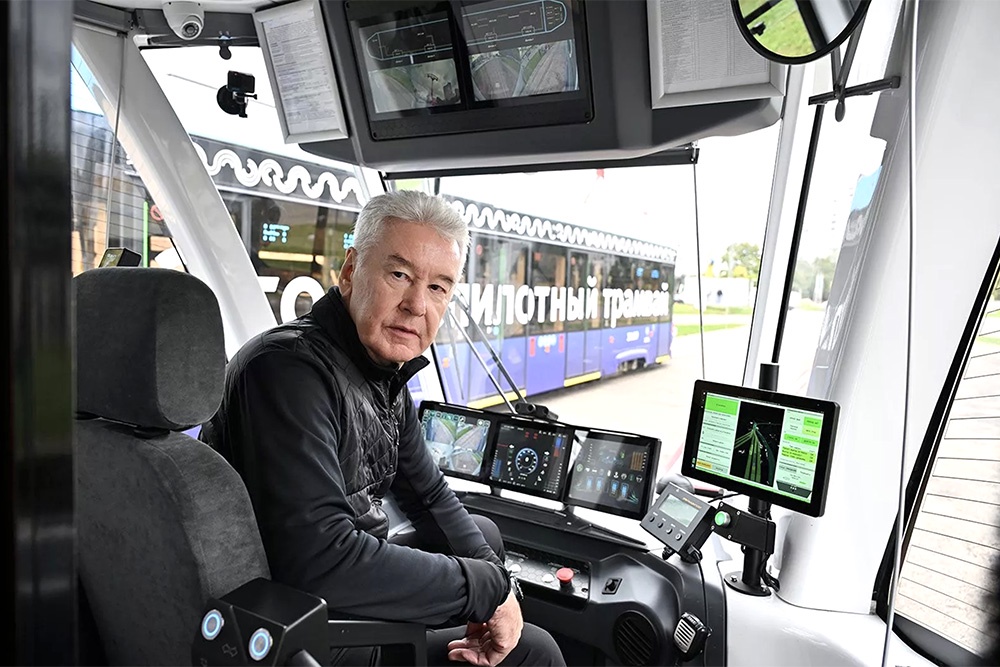 Опустевшее место водителя во время запуска трамвая все равно не пустовало.