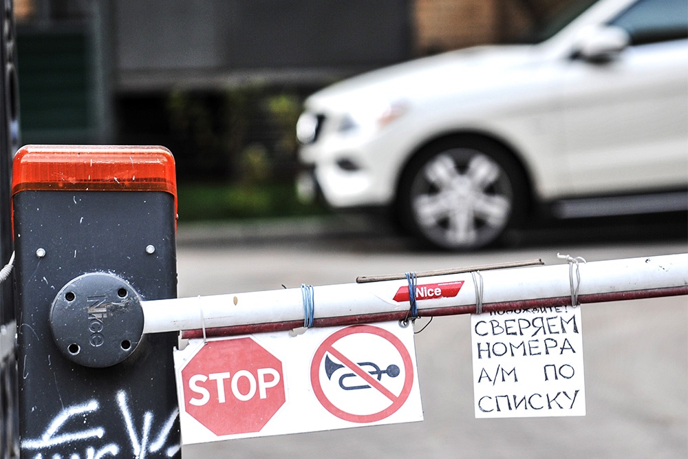 Здесь не хватает только одной таблички: "Шлагбаум не сбивать".