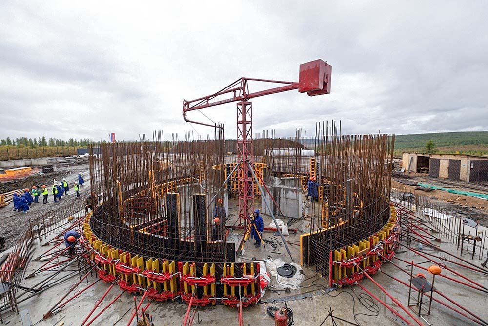 Высота всей возводимой сейчас конструкции телескопа составит 42 метра, а его общий вес - 120 тонн.