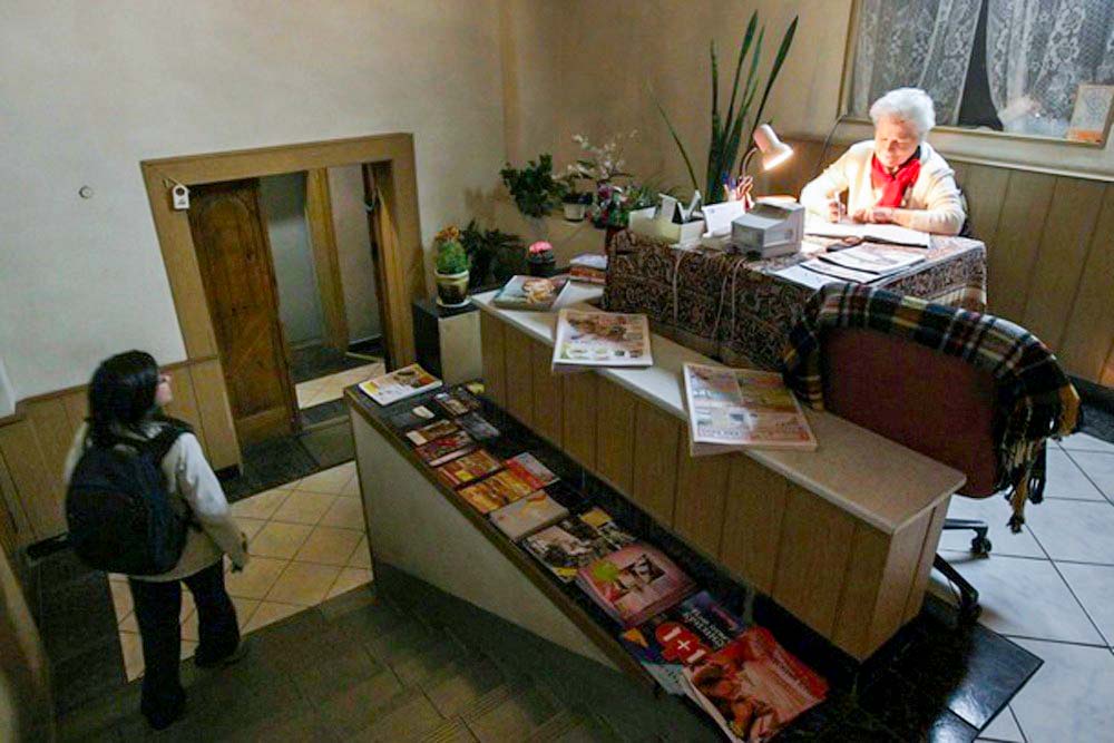 По разъяснению суда, за услуги консьержа должны платить собственники всех помещений в доме.