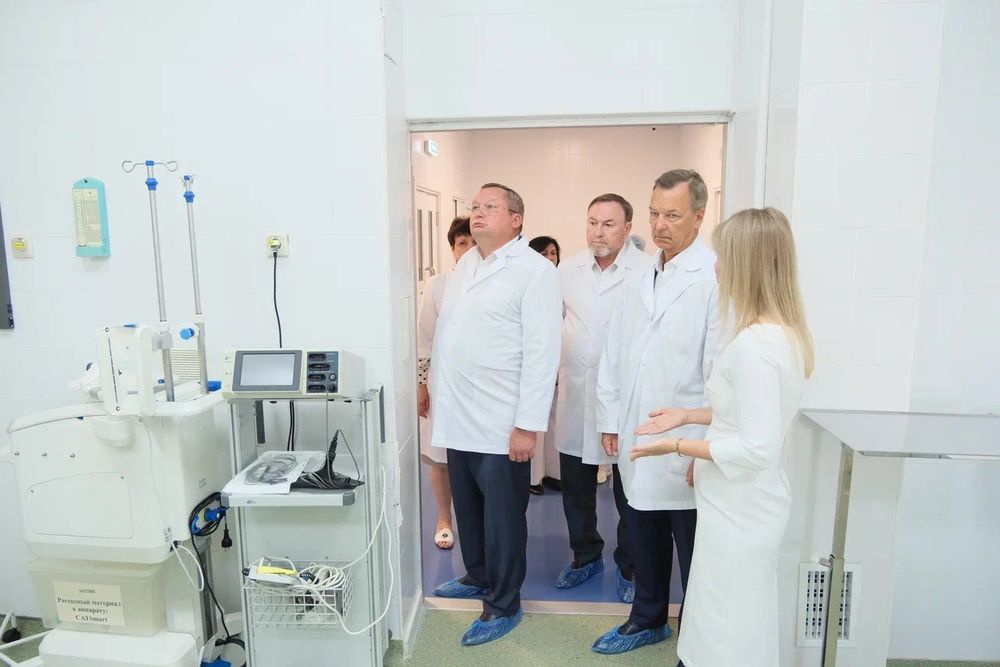 Руководитель перинатального центра Вера Скрипкина рассказала первому вице-спикеру Андрею Яцкину (на фото второй справа) о возможностях учреждения, где в прошлом году родились почти четыре тысячи малышей.