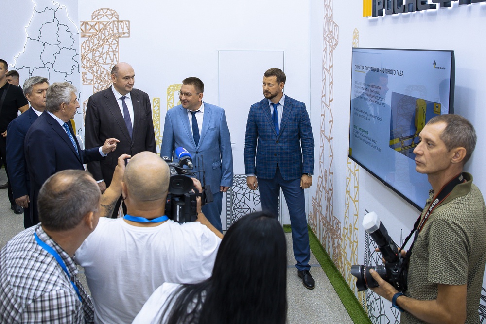 Врио губернатора Оренбуржья Евгений Солнцев посетил стенд нефтяников.