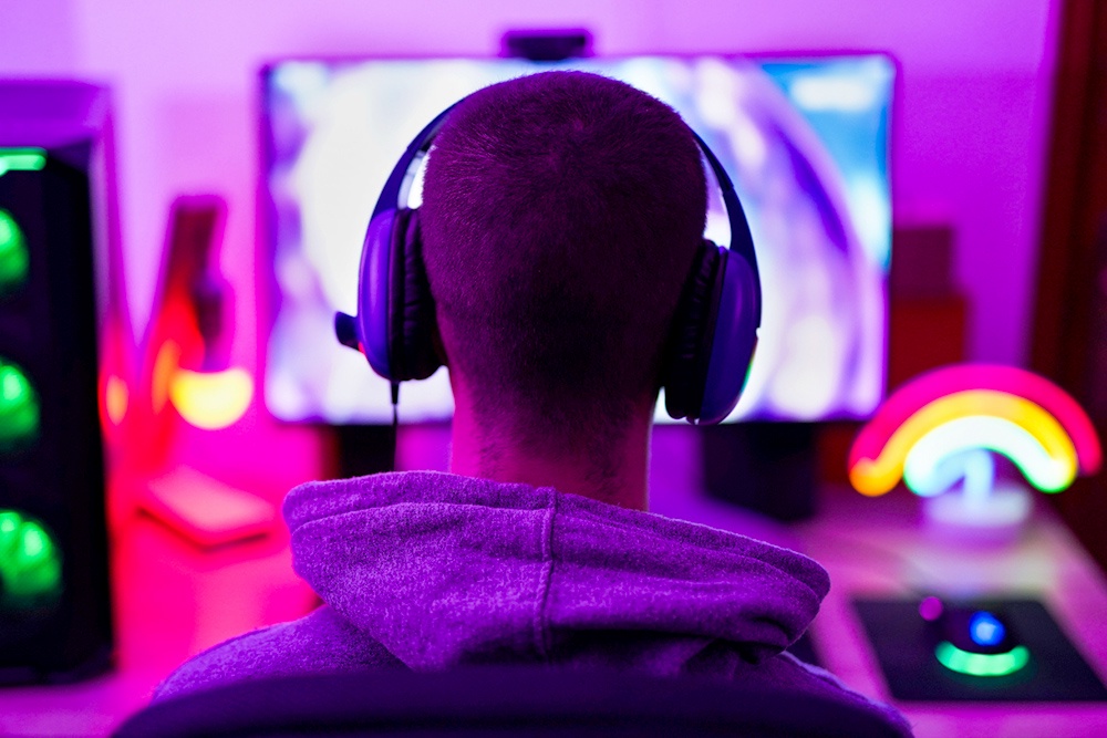 подросток в наушниках за компьютером