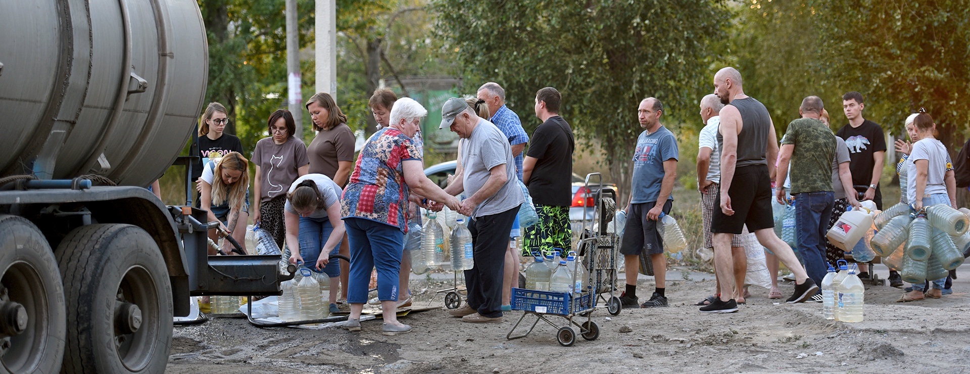 Воздух над раскаленным асфальтом дрожит, а в квартирах молчат сухие краны. Люди с канистрами ждут воду в длинных очередях, надеясь получить свою скудную норму. Воздух над раскаленным асфальтом дрожит, а в квартирах молчат сухие краны. Люди с канистрами ждут воду в длинных очередях, надеясь получить свою скудную норму.