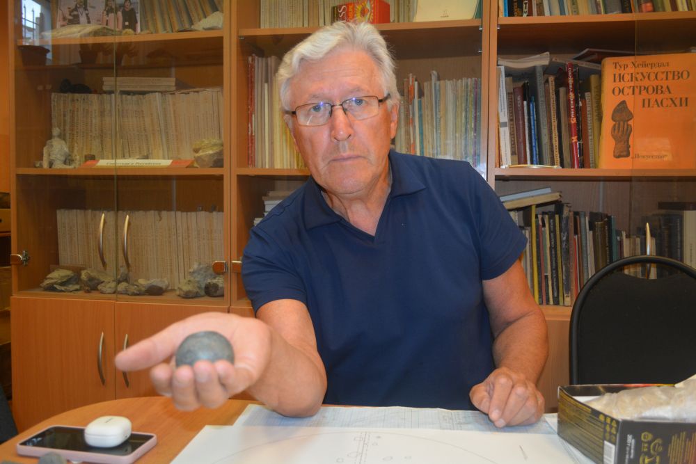 Археолог Владимир Лопатин с символом власти древних ариев.