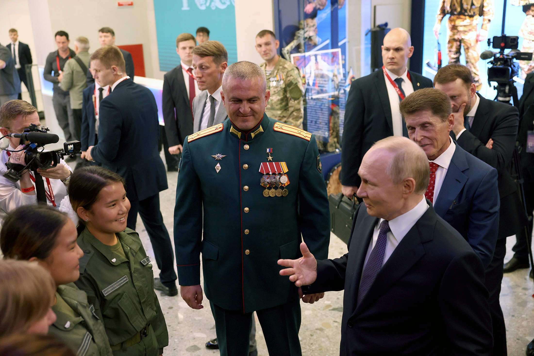 Владимир Путин поговорил с воспитанниками Центра военно-спортивной подготовки "Воин". 