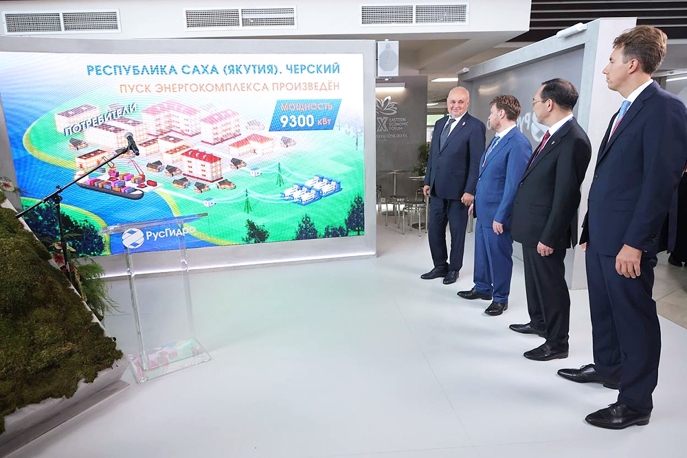 Торжественный запуск МАЭК состоялся по телемосту с участием министра энергетики РФ Сергея Цивилева, главы Республики Саха (Якутия) Айсена Николаева, гендиректора ПАО "РусГидро" Виктора Хмарина и гендиректора ООО "Арктик Пауэр Кэпитал" Владимира Тощенко.