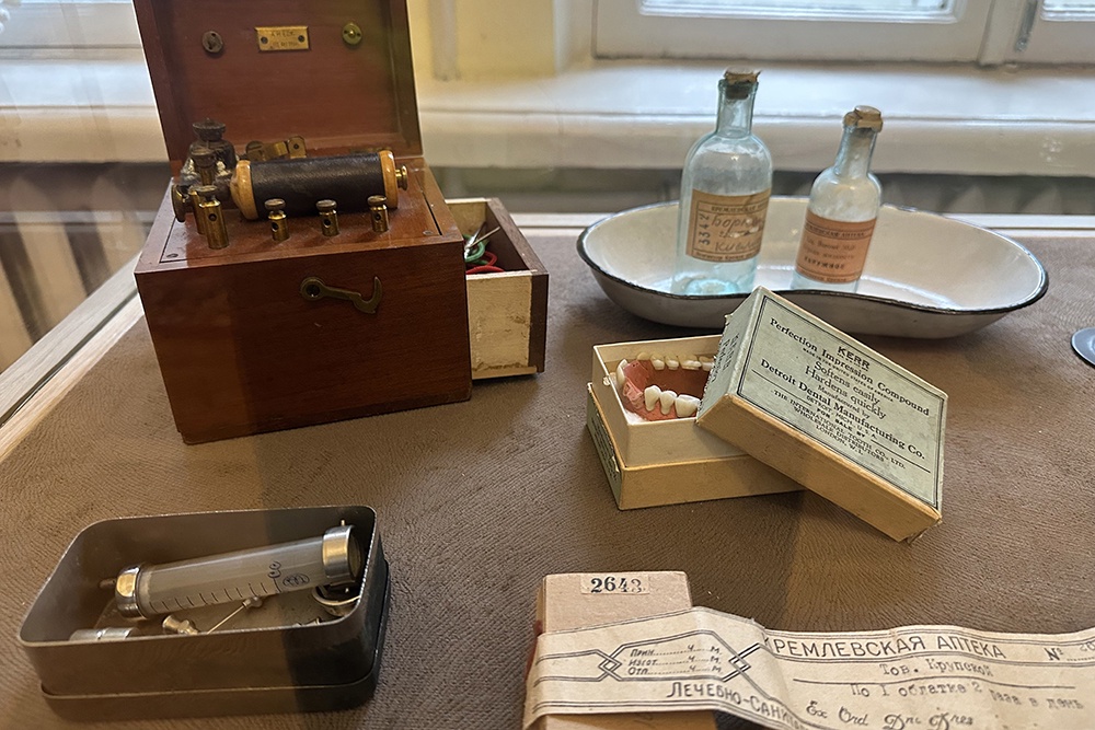 Новая выставка в "Горках Ленинских" рассказывает, что ели и пили, чем и как лечились советские вожди. 