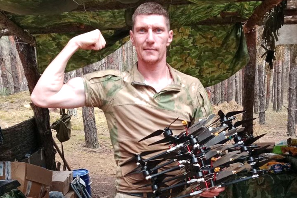 "Сила - в дронах!" - считает оператор БПЛА артиллерийского дивизиона ВДВ группировки войск "Днепр" старший сержант с позывным Мазута. На днях его расчет "накинул огненный шатер" на очередную тщательно замаскированную американскую гаубицу М777. А когда враг попытался отомстить, направив на уничтожение наших дроноводов целый рой своих "птичек", Мазута с сослуживцами пустил в ход охотничьи ружья, отразив все атаки. За боевые успехи старший сержант представлен к назначению на офицерскую должность.