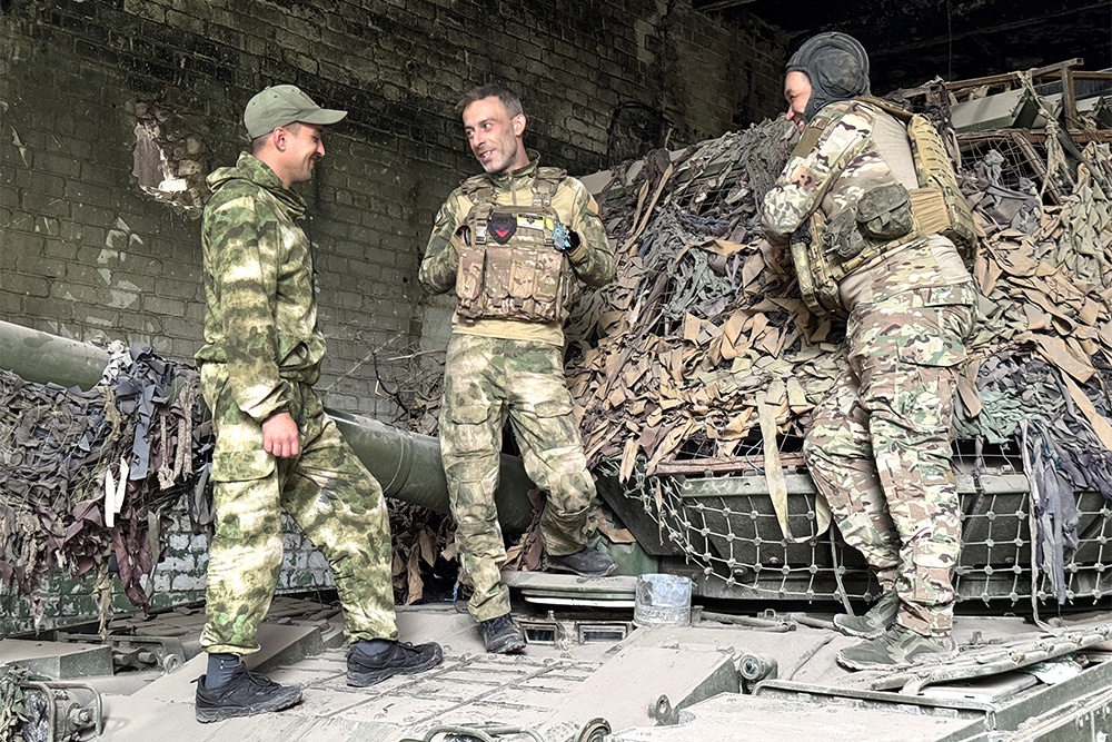 В экипаже танка-рекордсмена служат три бойца: командир, механик-водитель и наводчик-оператор.