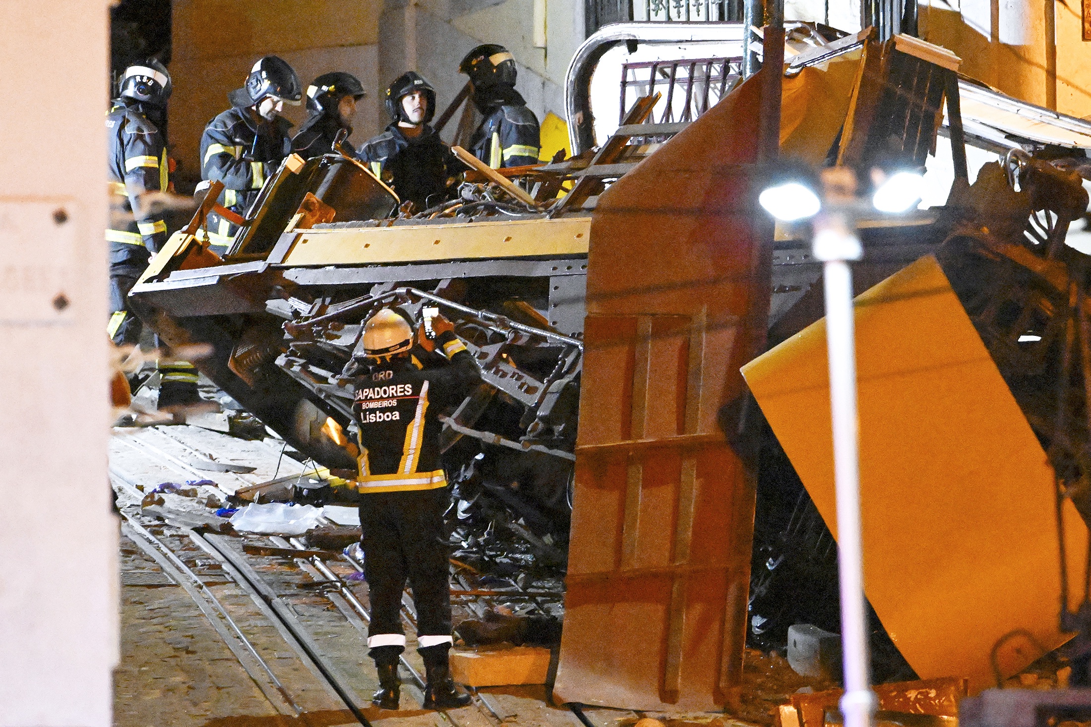 Причиной аварии мог стать оборвавшийся трос, из-за чего вагончик сошел с рельсов.