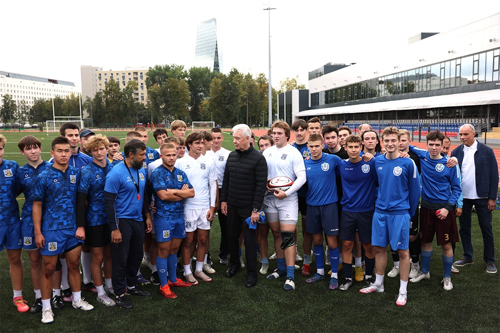 Мэр Москвы Сергей Собянин пожелал удачи студентам, которые на стадионе уже вовсю играют в регби.