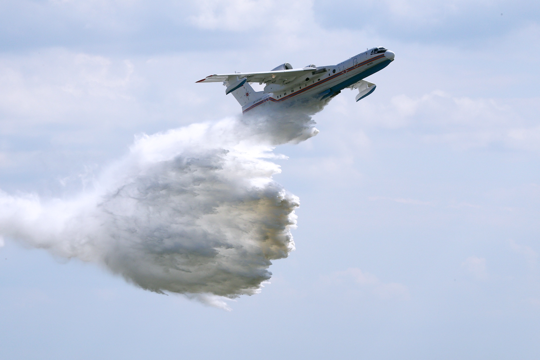 Уникальный Бе-200 "Альтаир" 12 тонн воды собирает с реки за 15 секунд. Теперь его звезда засияет еще ярче.