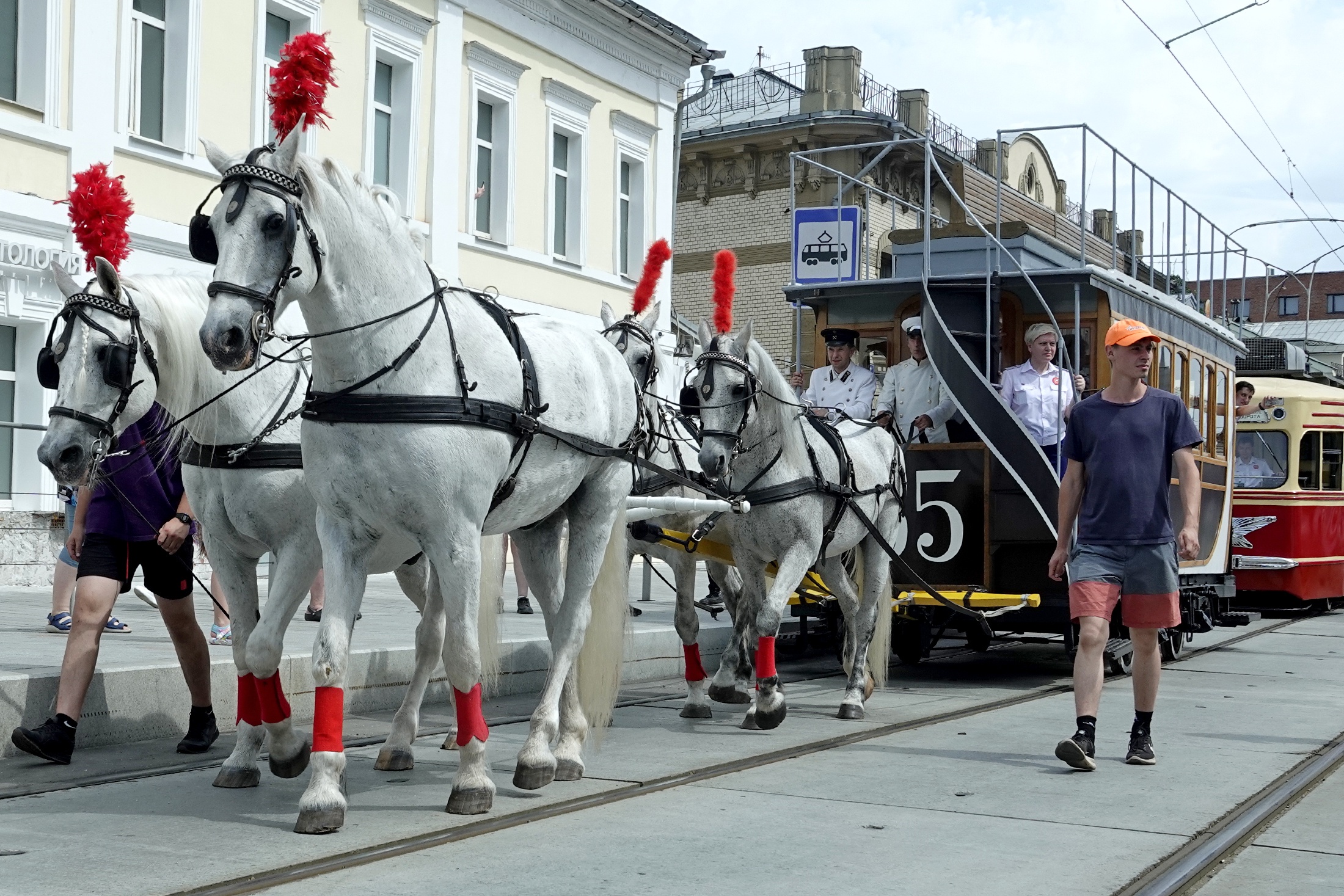 На неспешной конке езда была
слишком уж неторопливой - она
разгоняется лишь до 8 км/ч.
