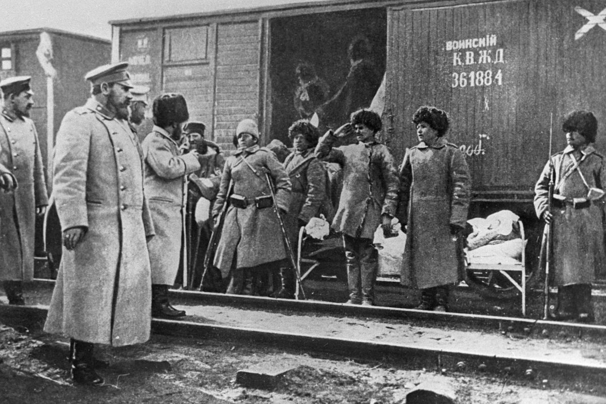Эшелон с русскими солдатами, ранеными в Мукденском сражении, на ж/д станции во Владивостоке. 1905 г.