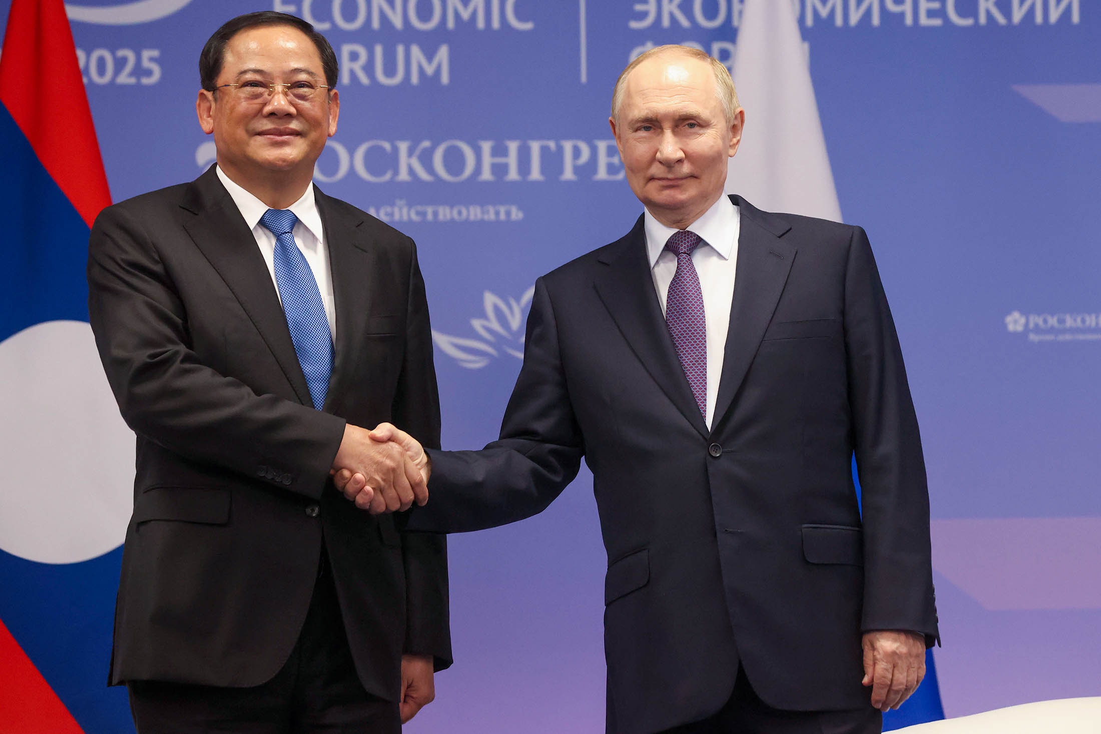 Владимир Путин встретился на полях Восточного экономического форума с премьер-министром Лаоса Сонексаем Сипхандоном