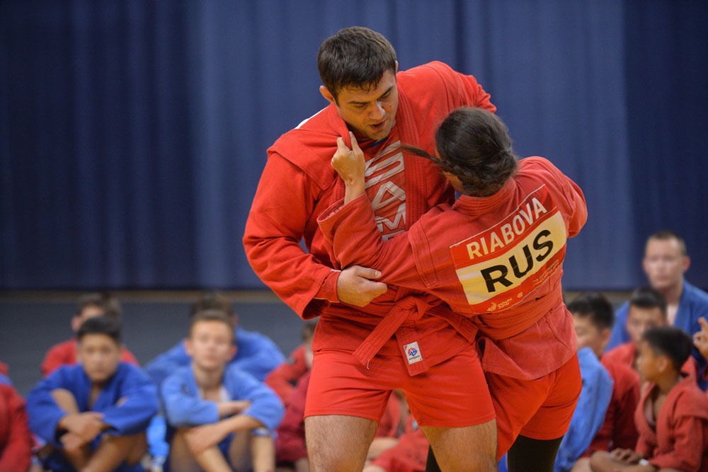 Чемпионы России и мира по самбо Сергей и Диана Рябовы провели мастер-класс с юными спортсменами.