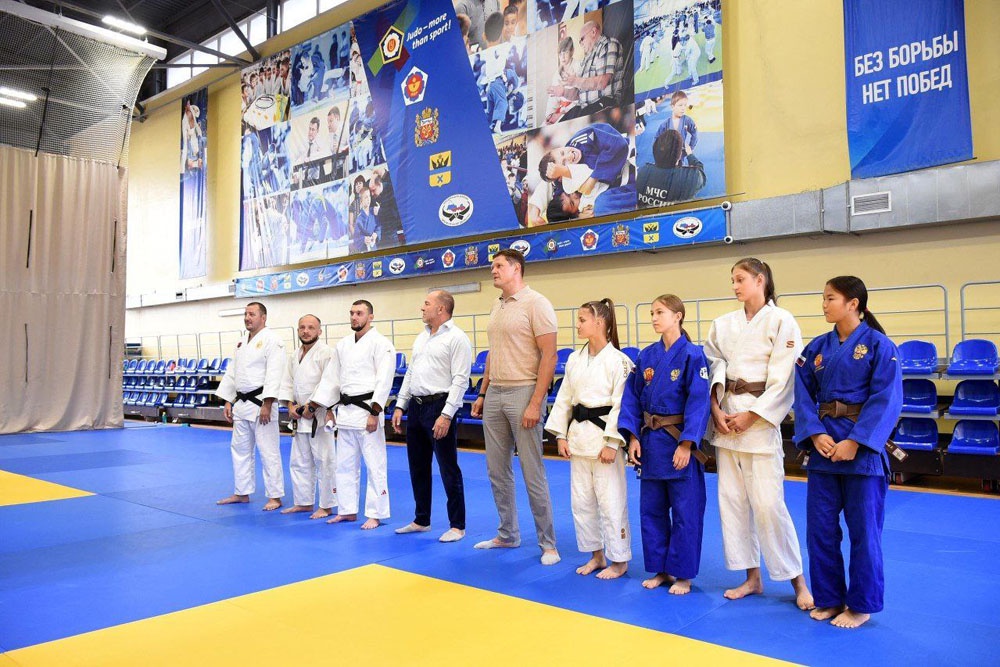 Юные дзюдоистки тренируются в спортшколе олимпийского резерва под руководством опытных наставников - Артема Крайнова и Игоря Шибалова.