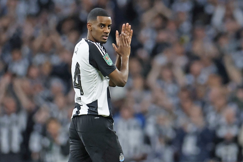 Александер Исак