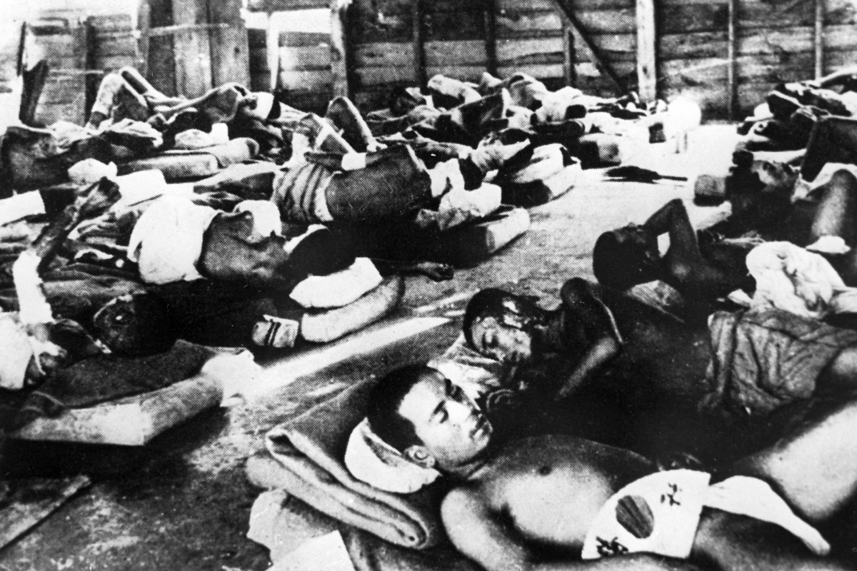Жители Хиросимы, пострадавшие от ядерной бомбардировки. Август 1945 года. Жители Хиросимы, пострадавшие от ядерной бомбардировки. Август 1945 года.