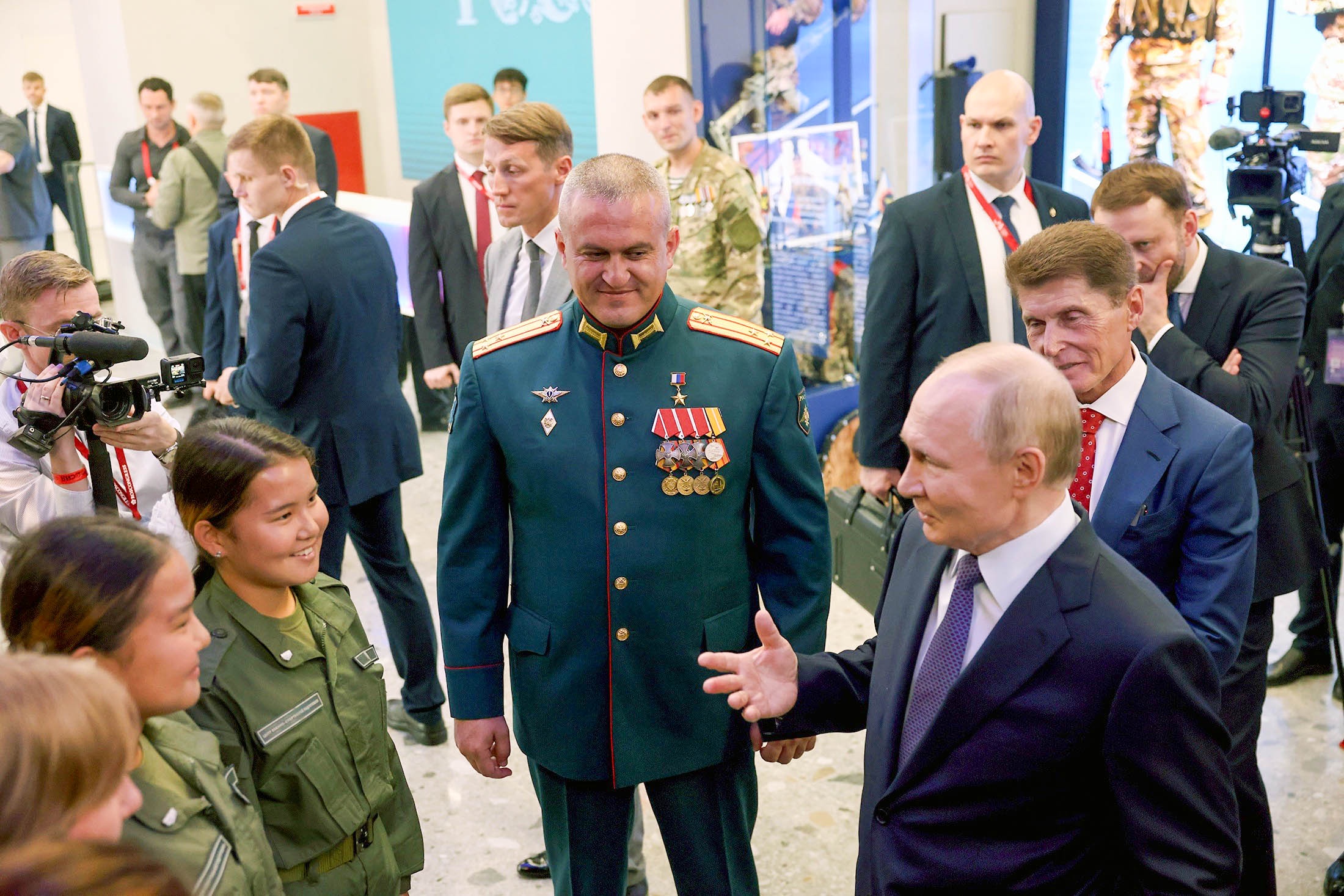 Владимир Путин поговорил с воспитанниками Центра военно-спортивной подготовки "Воин". 