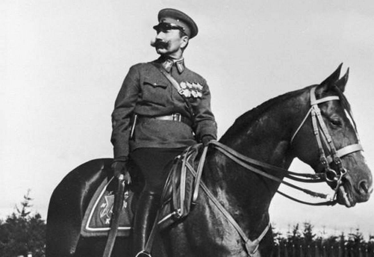 Буденный с середины 1940-х годов курировал коневодство в Наркомземе и, так или иначе считался покровителем этой сферы. Буденный с середины 1940-х годов курировал коневодство в Наркомземе и, так или иначе считался покровителем этой сферы.