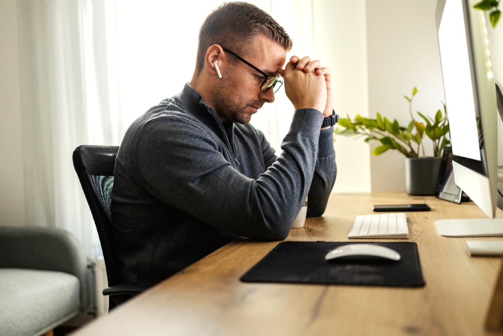 Не волнуйтесь. Даже если не все идет так, как вы задумали, шансы достичь успеха высоки. Мужчина за столом перед компьютером.