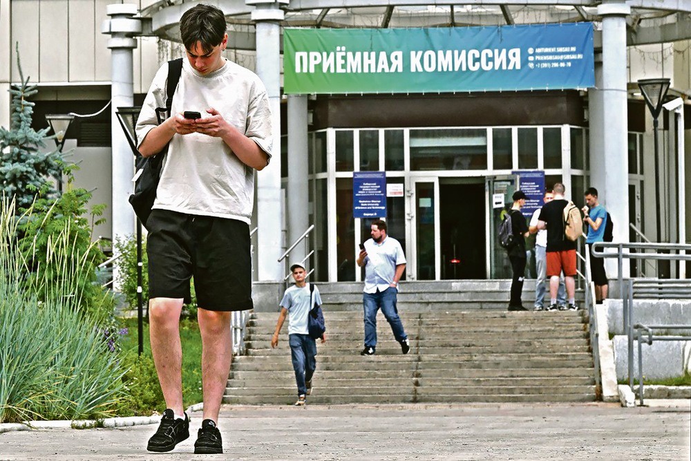 Интерес к образовательным кредитам останется высоким: сейчас школы оканчивают дети 2007-2008 годов рождения, когда рождаемость была на подъеме.