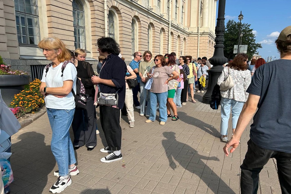 Очередь в Музей Академии художеств в Санкт-Петербурге