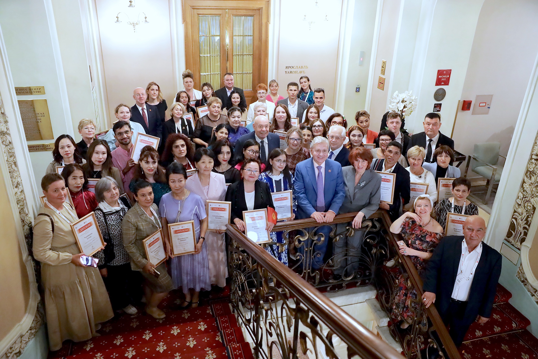 Традиционное фото на память вместе со спецпредставителем президента РФ Михаилом Швыдким, автором идеи Пушкинского конкурса Ядвигой Юферовой, министром правительства Москвы
Сергеем Череминым, главой департамента МИД России Александром Алимовым, гендиректором "РГ" Павлом Негоицей, профессором ВШЭ Мариной Королевой и директором Московского дома
соотечественника Дмитрием Кожаевым.