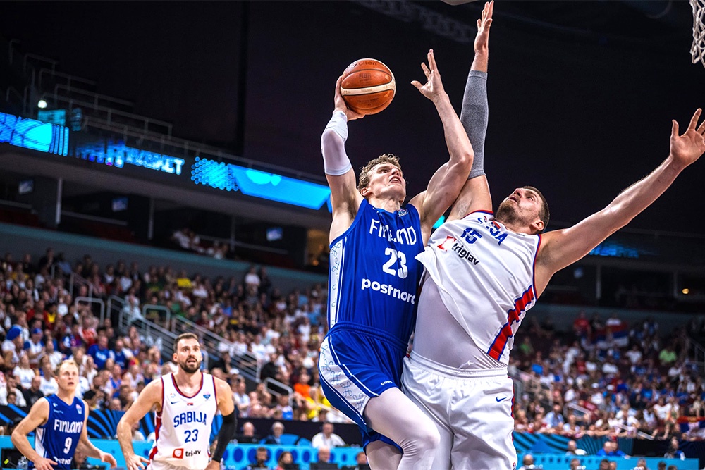 Даже Никола Йокич (справа) не смог остановить лидера сборной Финляндии Лаури Маркканена.