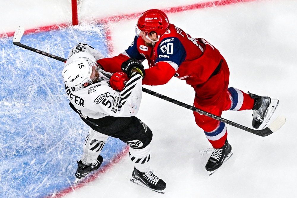 Игроки ярославского "Локомотива" (справа) не отдают Кубок открытия второй год подряд.