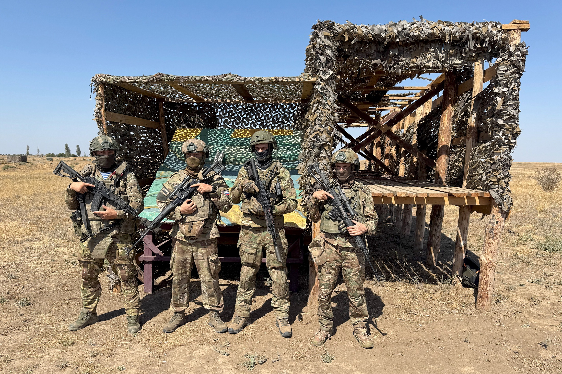 Группа спецназа возле схемы и макета пролета железнодорожного моста, на котором отрабатывались нюансы выполнения боевой задачи.