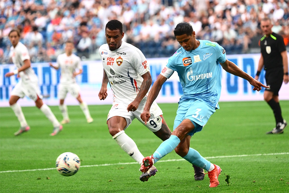 Игрок "Зенита" Дуглас Сантос (справа) в 2024-м получил гражданство РФ, а теперь он ...снова бразилец.