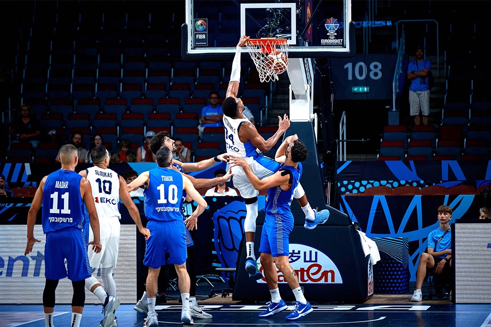 Грек Яннис Адетокумбо (на фото в прыжке) - звезда ЧЕ-2025. В 1/4 финала с ним попытается справиться Литва.