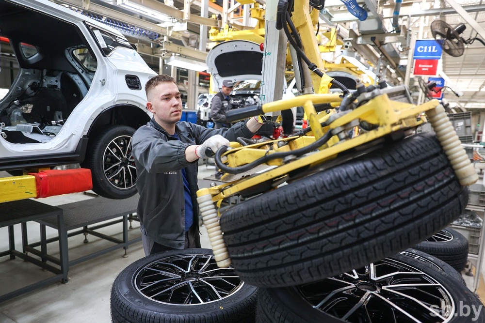 Молодежи наверняка понравятся дизайн кузова и салона, крупные 16-дюймовые колеса, запас хода в 400 км.