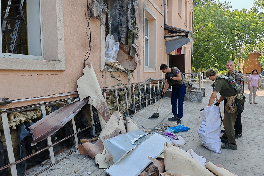 Только по счастливой случайности после попадания мощного украинского снаряда в школу никто не пострадал.