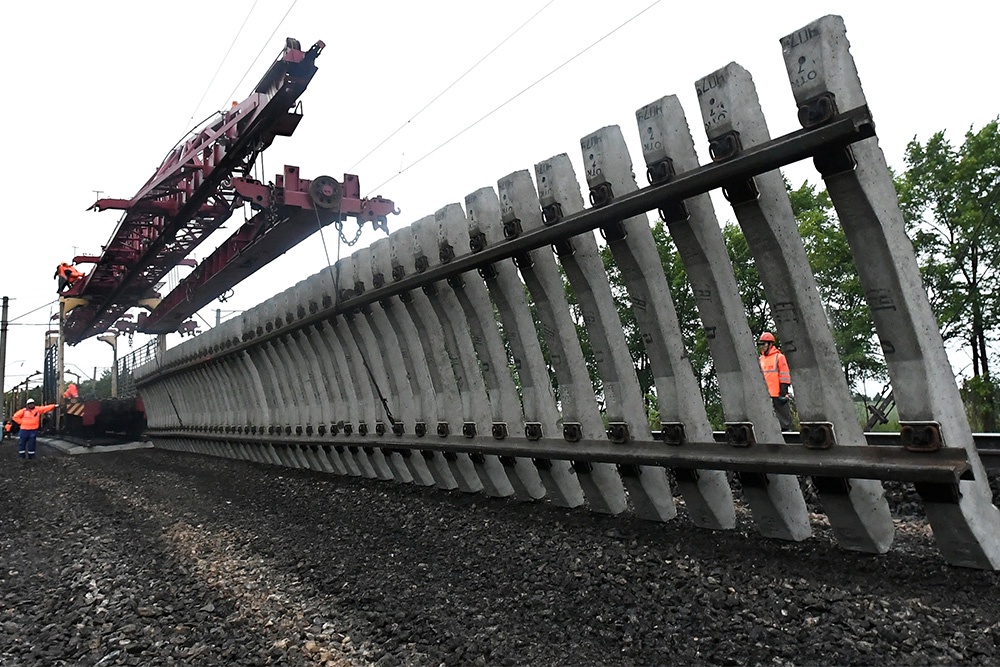 Специалисты называли этот проект нереальным: трасса тяжелейшая, строить нужно в горах и глухой тайге, в безлюдной местности. Но дорогу построили, да еще раньше срока.