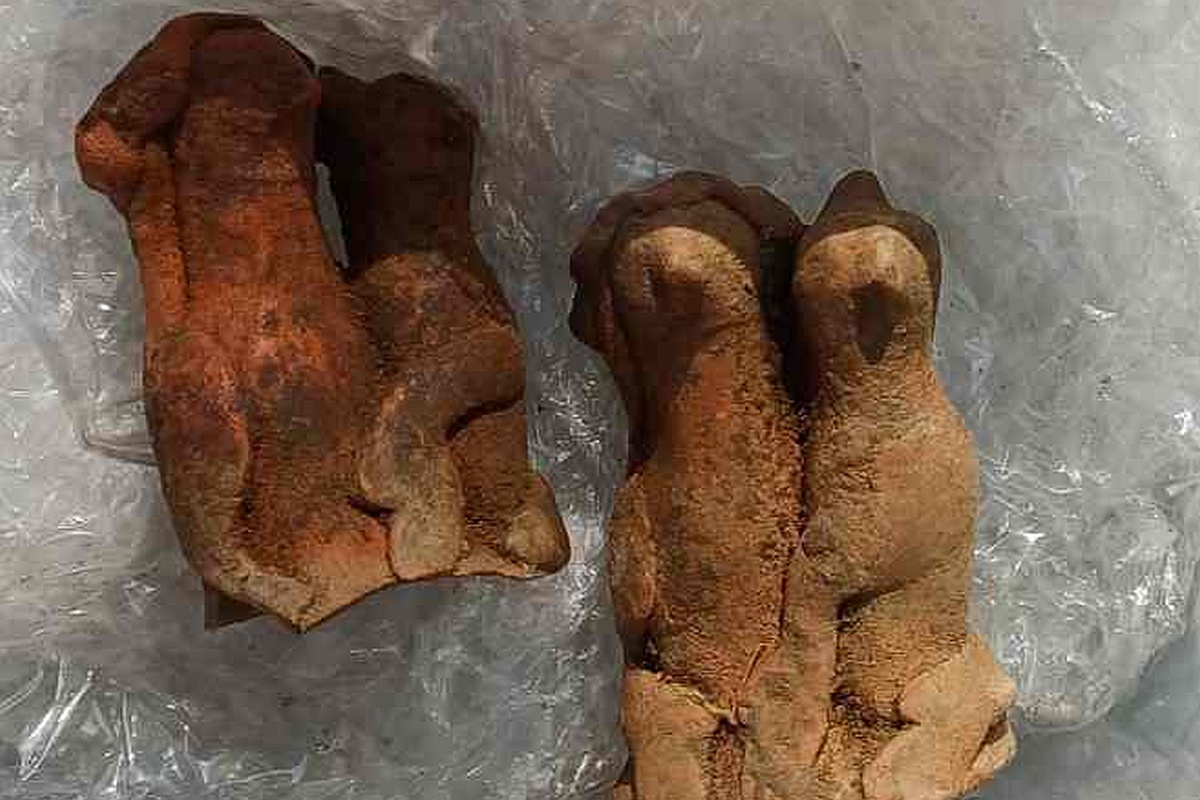 В 700-летней мастерской нашли керамические фигурки женщин в головных уборах, мужчин в колпаках, матерей с детьми на руках, лошадей. В 700-летней мастерской нашли керамические фигурки женщин в головных уборах, мужчин в колпаках, матерей с детьми на руках, лошадей.