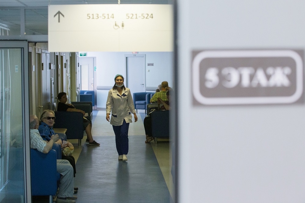 Нехватка медиков чувствуется повсеместно.