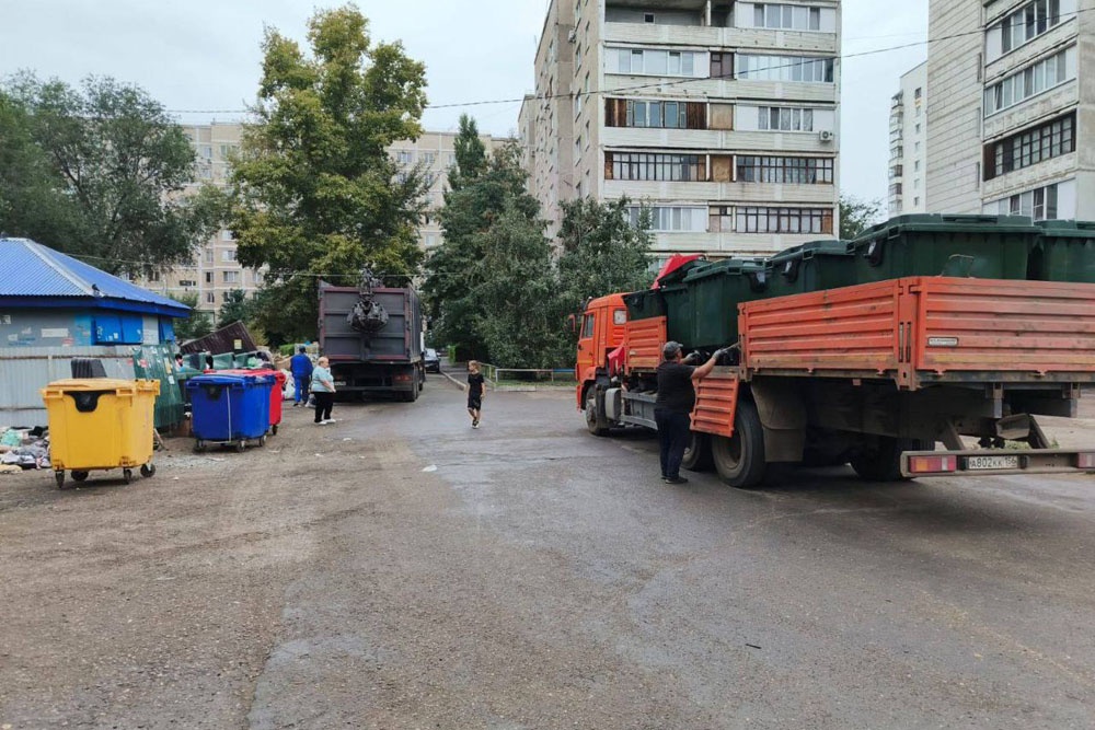  Для вывоза мусора организован дополнительный "вечерний" маршрут спецтехники.