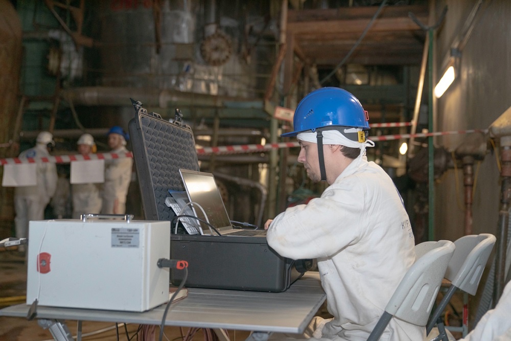 Умные машины под контролем: сотрудник Курской АЭС следит за тем, как робот чистит оборудование.