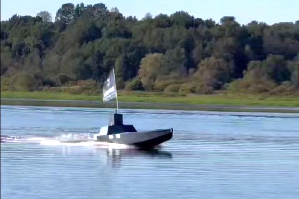 Перебить оптоволоконный кабель, по которому оператор управляет таким катером, не выйдет. Он намеренно затоплен.